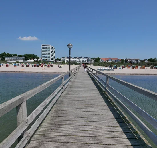 Seebrücke von Pelzerhaken, die in die Ostsee ragt